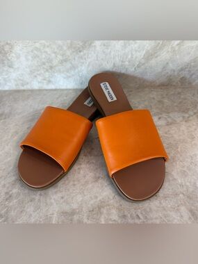 NWT Steve Madden Orange Kailey Wide-Band Slide Leather Sandals
